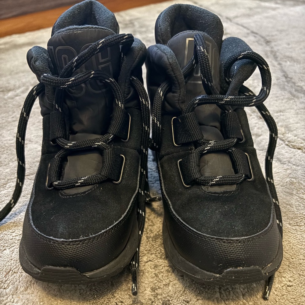 Unisex black UGG boots with insulated fur size 3